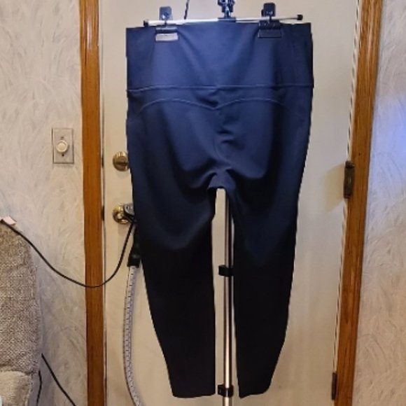 Fabletics Pure Luxe - Picture 2 of 10